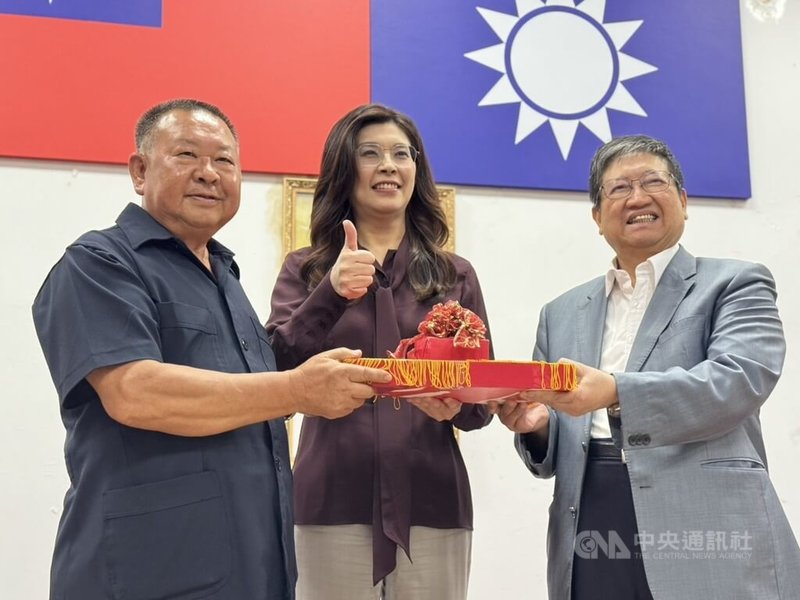國民黨新竹縣黨部新任主委楊文科（右）布達典禮29日下午舉行，黨主席鄭麗文（中）親自到場主持，監交印信交接。中央社記者魯鋼駿攝　115年4月29日