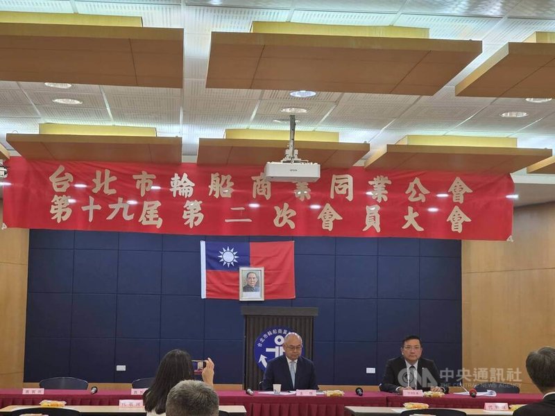 台北市輪船商業同業公會29日舉行第19屆第2次會員代表大會，由擔任理事長的長榮海運董事長張衍義（左）主持，右為常務監事、陽明海運董事長蔡豐明。中央社記者江明晏攝　115年4月29日