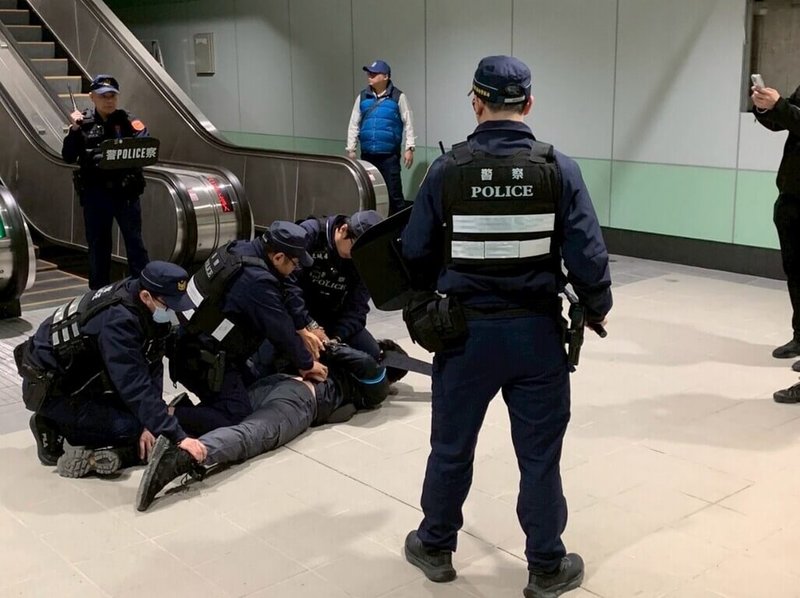 新北市警察局長方仰寧29日表示，警方與消防局配合捷運公司完成捷運三鶯線複合式災害演練，納入列車縱火、隨機傷人及旅客疏散等情境，未來也將在其他捷運路網增設捷運警察分隊，強化安全維護。（新北捷運局提供）中央社記者黃旭昇傳真  115年4月29日