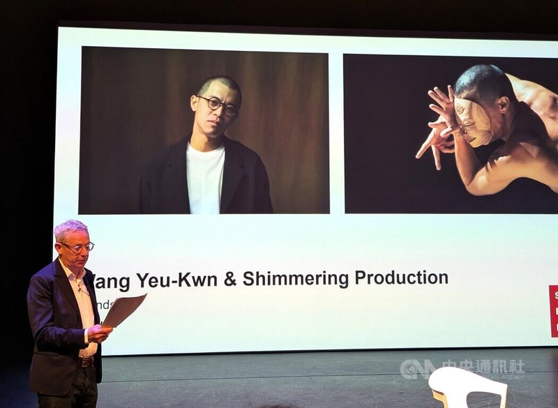 英國一級舞蹈場館「沙德勒之井」劇院28日在倫敦，由藝術總監史帕丁發布2027年「國際舞蹈玫瑰獎」決選名單。中央社記者陳韻聿倫敦攝　115年4月29日