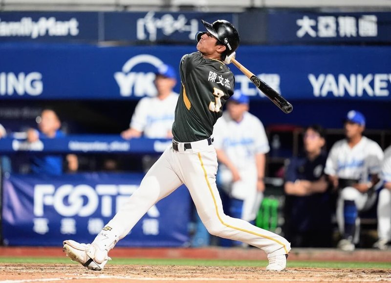 中華職棒台鋼雄鷹隊外野手陳文杰（圖）今年開季手感火燙，29日賽前以30支安打暫居中職第一，他歸功於季前調整到位，也希望能繼續延續下去。（台鋼雄鷹隊提供）中央社記者蘇志畬傳真　115年4月29日