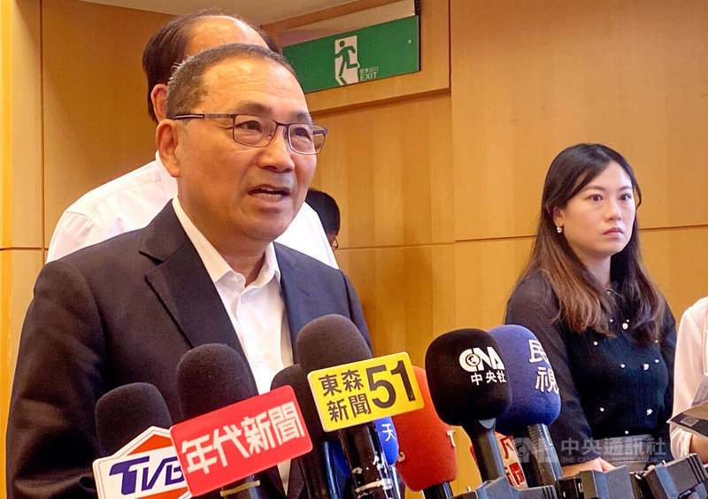 國民黨、民眾黨共推新北市長參選人，民調結果由前台北市副市長李四川勝出。新北市長侯友宜（左）29日受訪表示，李四川施政務實，是最適合帶動新北市未來願景的參選人。中央社記者黃旭昇攝　115年4月29日