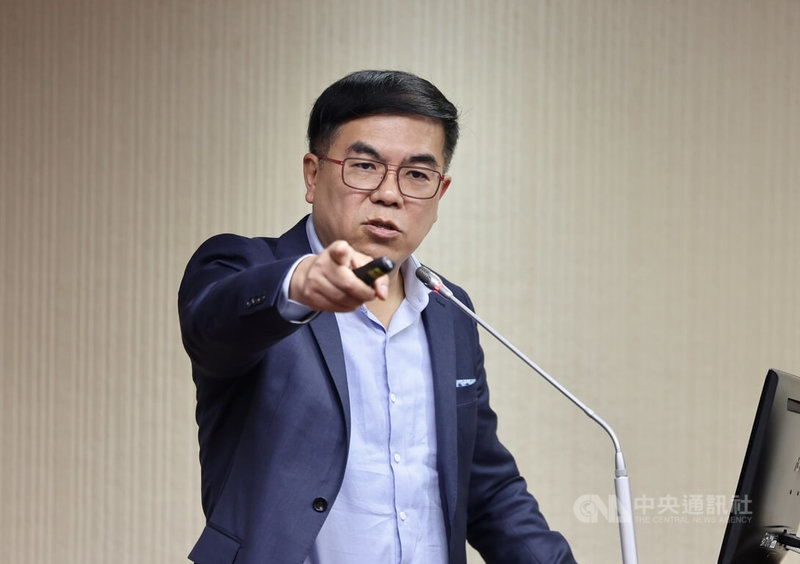 立法院社會福利及衛生環境委員會29日審查空氣污染防制法部分條文修正草案等案，環境部長彭啓明上台答詢。中央社記者王飛華攝　115年4月29日