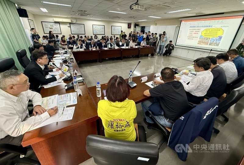 立法院交通委員會29日下午至高雄考察，盤點高雄市重大交通建設辦理進度及亟待中央協助事項，內容涵蓋捷運、高鐵、公路、港口及機場等建設推動情形。中央社記者董俊志攝　115年4月29日