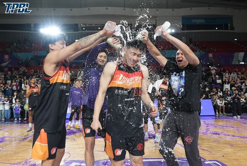 台灣職業籃球大聯盟（TPBL）新竹御嵿攻城獅隊29日靠著狀元郎劉丞勳（前中）打出生涯代表作、攻下本土最高22分，終場順利以98比78拿下2連勝，同時確定晉級季後賽。（TPBL提供）中央社記者陳容琛傳真　115年4月29日