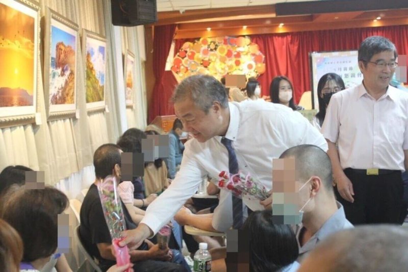 母親節將屆，澎湖地檢署與更生保護會澎湖分會28日起一連2天舉辦「母親節面對面懇親活動」，收容人與家屬近距離相聚，檢察長吳怡明（中）到場關懷，並致贈母親節花束。（更生會澎湖分會提供）中央社  115年4月29日