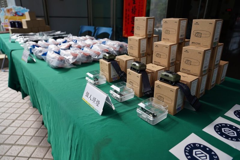 美國非政府組織SOA（Spirit of America）29日捐贈嘉義縣20個社區緊急應變隊，價值新台幣55萬元的個人防護及救援裝備，包括急救包、頭盔、頭燈、防護背心等。（嘉義縣消防局提供）中央社記者蔡智明傳真　115年4月29日