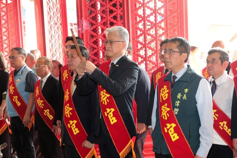 明延平王鄭成功來台365週年中樞祭典29日在台南市延平郡王祠舉行，內政部次長吳堂安（前右2）主祭，海內外鄭氏宗親團體及日本平戶市訪問團等與祭。（台南市政府提供）中央社記者張榮祥台南傳真 115年4月29日