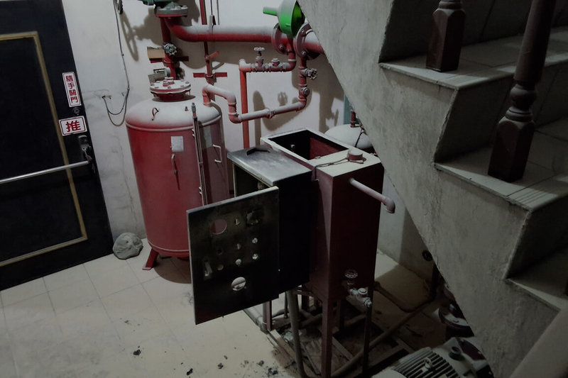 台南市新營區一處集合住宅大樓29日凌晨發生火警，消防人員獲報到場發現為地下停車場消防設備電源控制箱不明原因起火，觸發大樓自動警報系統，住戶已使用滅火器初期滅火，未釀災。（台南市消防局提供）中央社記者楊思瑞台南傳真　115年4月29日