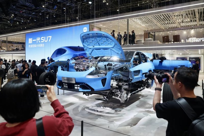 2026北京國際汽車展覽會4月24日開幕，展出面積達38萬平方公尺，規模躍居全球車展首位。圖為小米展出新一代SU7電動車全拆解版。（中新社提供）中央社　115年4月29日