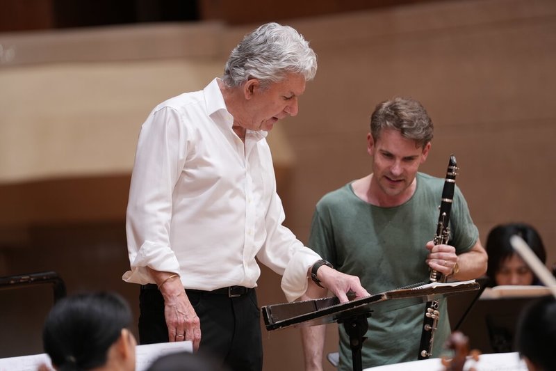 國立台灣交響樂團邀請德籍指揮德爾夫斯（Andreas Delfs）（左）擔任客席指揮，將帶來丹麥作曲家尼爾森（C. Nielsen）的單簧管協奏曲，並由丹麥國家交響樂團單簧管首席泰西耶（Johnny Teyssier）（右）挑梁演出。（國立台灣交響樂團提供）中央社記者趙靜瑜傳真  115年4月29日