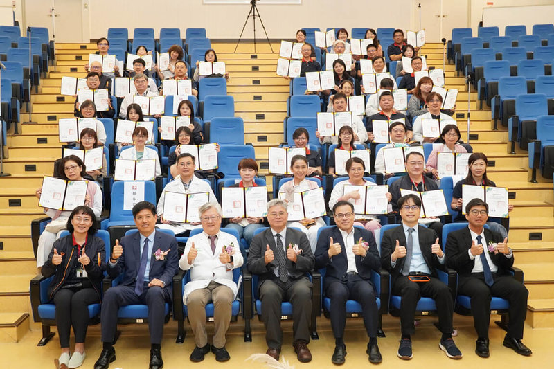 奇美醫院與成功大學合作開辦「永續醫療管理師證照培訓專班」，29日結訓，共有50人獲得認證，成為南部醫療體系綠色轉型生力軍。（奇美醫院提供）中央社記者楊思瑞傳真　115年4月29日