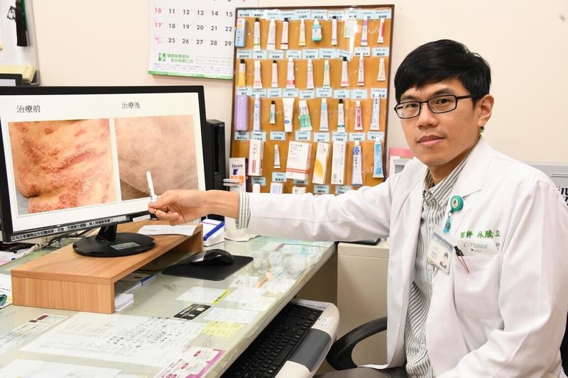 一名婦女產後全身長滿膿皰，轉診大林慈濟醫院後經皮膚科醫師林騰立（圖）檢測發現患者IL-36基因突變，罹患「全身型膿皰性乾癬」，所幸透過精準生物製劑治療已減輕症狀，目前逐步恢復正常生活。（大林慈濟醫院提供）中央社記者蔡智明傳真　115年4月29日