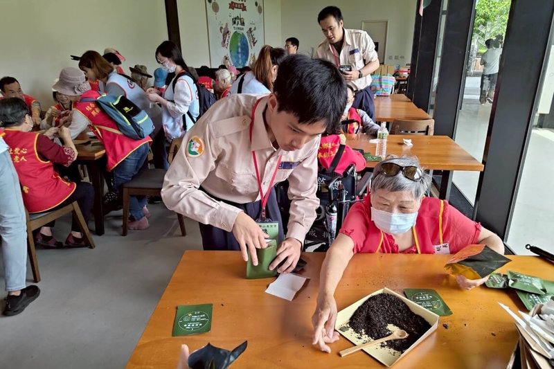 桃園市民政局29日與華山基金會舉辦端午出遊活動，由13名替代役男與服務夥伴陪伴250名長輩參訪台灣客家茶文化館，進行手作茶包DIY與茶席體驗。（桃園市民政局提供）中央社記者吳睿騏桃園傳真　115年4月29日