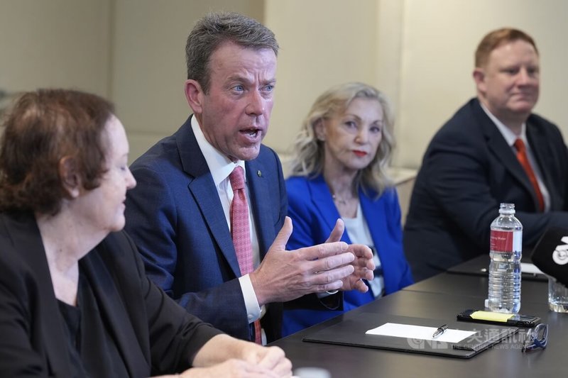 澳洲跨黨派國會議員團訪台，「影子能源暨減排部長」眾議員特漢（左2）29日接受中央社專訪時表示，台灣是重要能源夥伴，台灣依賴澳洲的液化天然氣，而澳洲依賴台灣的柴油。中央社記者徐肇昌攝　115年4月29日