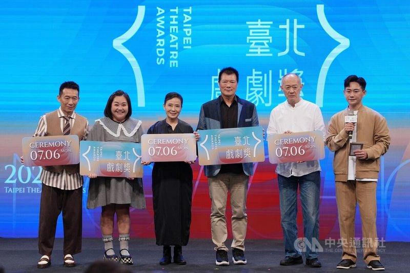 台北市政府文化局主辦的「台北戲劇獎」29日公布第2屆入圍名單。文化局長蔡詩萍(右3)與評審委員召集人劉若瑀(左3)、演員金士傑(右2)、鍾欣凌(左2)、郭子乾(左)、陳家逵(右)宣布入圍名單後合影。中央社記者徐肇昌攝 115年4月29日