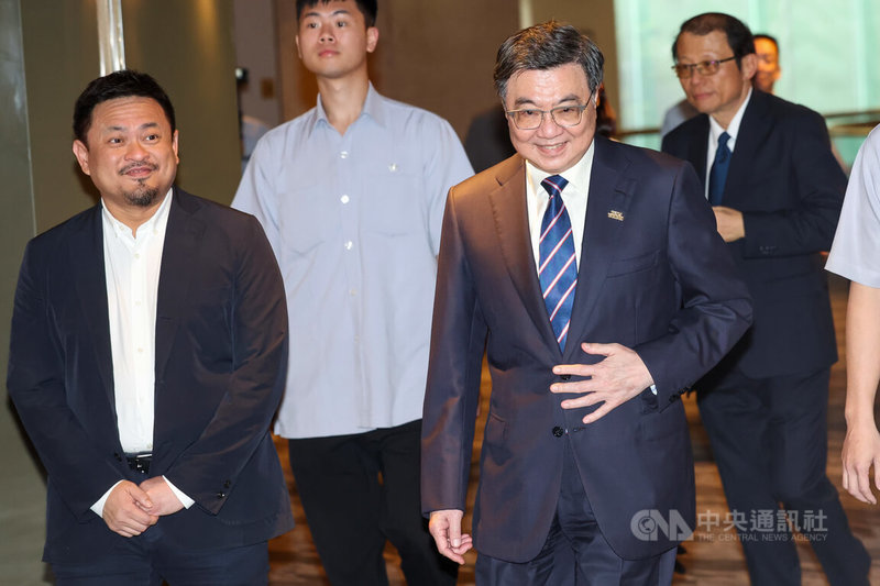 115年五一勞動節全國模範勞工表揚典禮29日下午在台北晶華酒店舉行,行政院長卓榮泰(前右)、勞動部長洪申翰(前左)出席。中央社記者吳家昇攝 115年4月29日