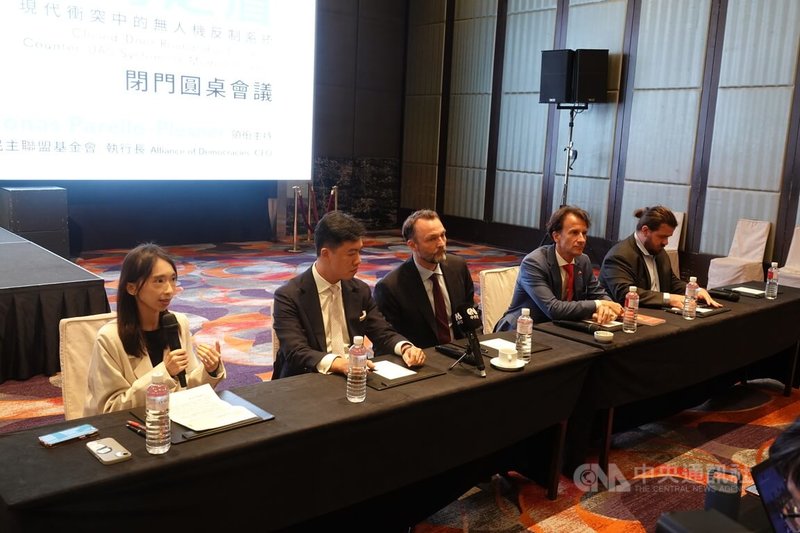 「台灣之盾：現代戰爭的無人機防禦系統閉門圓桌會議」29日舉行會後記者會，科技、民主與社會研究中心政策分析師方怡然（左1）、Echodyne亞太業務總監黃（左2）、MyDefence營收總監勞格森（左3）等人出席記者會。中央社記者吳書緯攝　115年4月29日