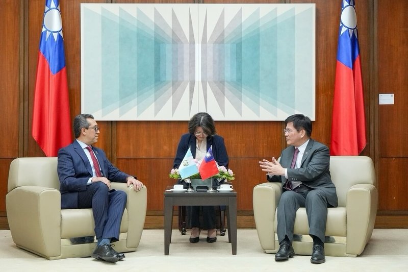 外交部長林佳龍（右）28日與瓜地馬拉財政部長曼高斯（左）就台瓜雙邊合作交換意見。（外交部提供）中央社記者楊堯茹傳真　115年4月29日