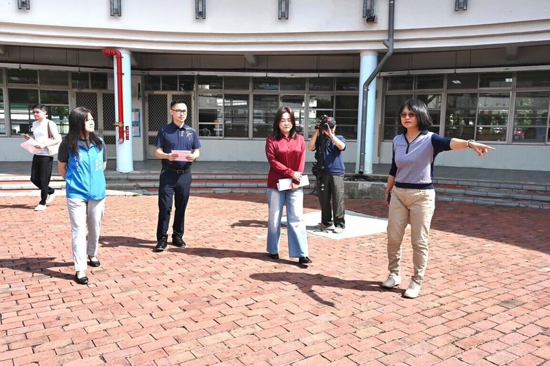 南投縣埔里鎮育英國小中庭磚面破損、凹陷不平，國民黨立委馬文君（前右2）29日邀教育部國民及學前教育署、南投縣政府教育處等相關單位前來踏勘，將辦理改善工程。（立委馬文君團隊提供）中央社記者蕭博陽南投縣傳真　115年4月29日