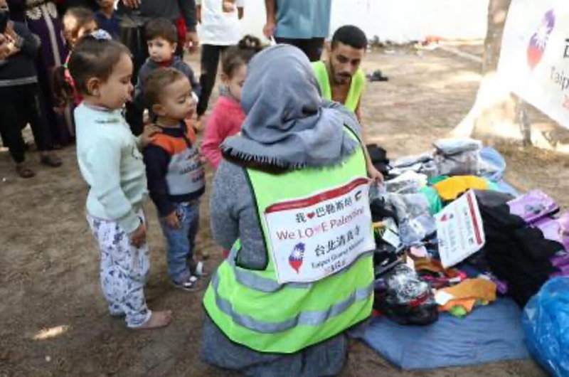 前駐土耳其代表、台北清真寺董事長鄭泰祥透過特殊管道實踐人道主義，讓台北清真寺突破封鎖，在加薩地區發放糧食衣物等物資超過一年。（胡光中提供）中央社記者施婉清開羅傳真　115年4月29日