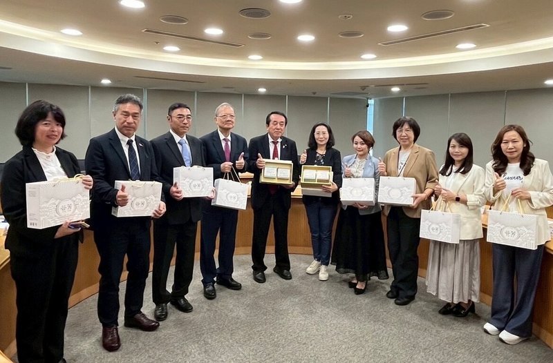 日本宮崎縣台灣交流代表團29日拜會新北市政府，宮崎縣交流大使星原透（左5）與團員和新北市府官員、業者代表等合影，盼增加未來跨國合作機會。（新北市經濟發展局提供）中央社記者黃旭昇傳真　115年4月29日