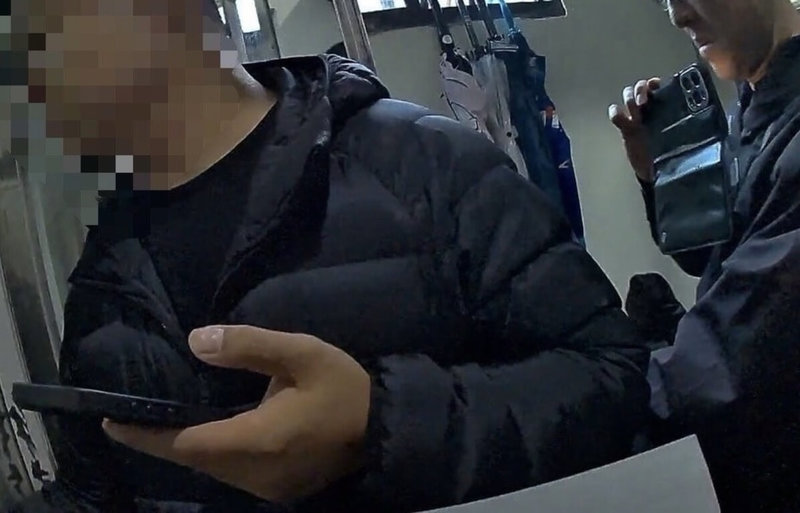 新竹市警察局29日表示，有詐騙集團透過翻譯軟體遠端操控外籍車手與被害人面交提款卡，再迅速提領帳戶資金，警方日前在新北地區逮捕周姓主嫌。圖為員警持拘票、搜索票至嫌犯住處查緝。（新竹市警察局提供）中央社記者魯鋼駿傳真　115年4月29日