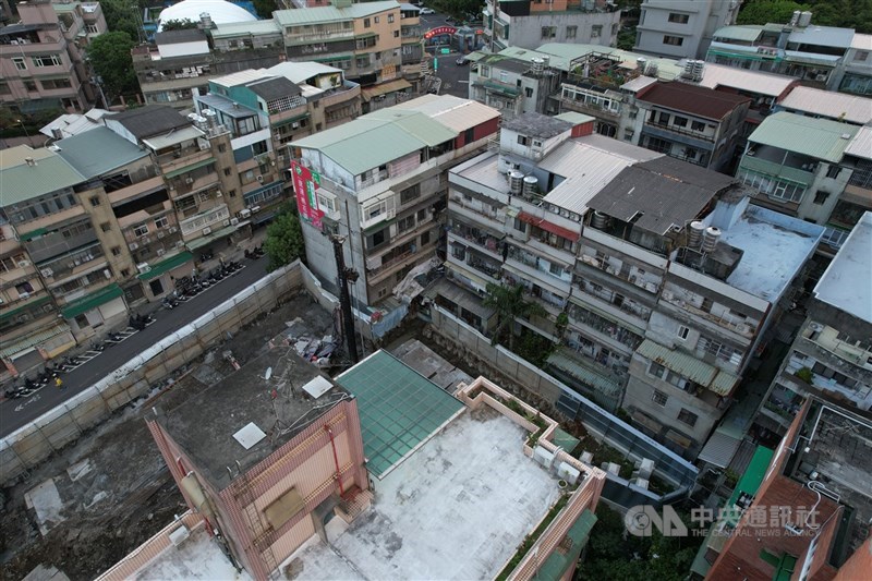 台灣房屋指出，以目前房價水準推算，想買30年以上老公寓平均自備款約需要277萬元。（中央社檔案照片）