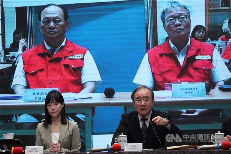 圖為農業部政務次長胡忠一（前右）。（中央社檔案照片）