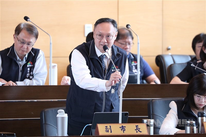 圖為台中市副市長鄭照新（前左）。（中央社檔案照片）