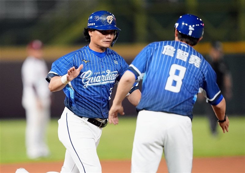 圖為中華職棒富邦悍將隊野手王勝偉（左）。 （富邦悍將隊提供）