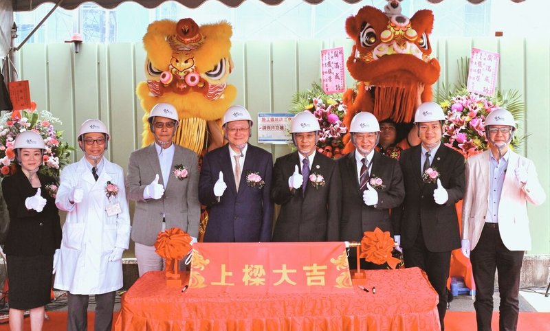 新竹台大分院竹北院區2期工程29日舉行上梁典禮。台灣大學副校長楊志新（右4）、台大醫院院長余忠仁（左4）、新竹台大分院院長洪冠予（右3）等人合影。（新竹台大分院提供）中央社記者魯鋼駿傳真　115年4月29日