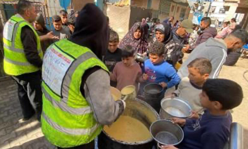 在加薩走廊正中心的阿茲扎偉達地區，當地志工將以善款購得的食材烹煮米豆熱湯粥，提供給極度營養不良的加薩民眾食用。（胡光中提供）中央社記者施婉清開羅傳真　115年4月29日