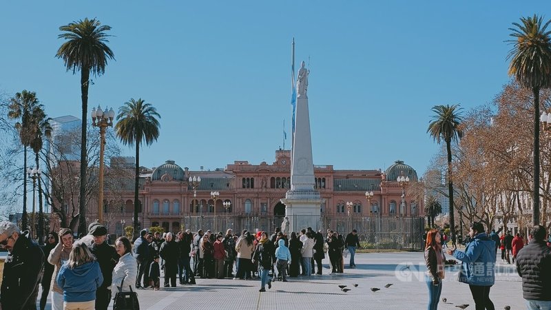 阿根廷總統府玫瑰宮過去曾開放學校團體與一般民眾透過導覽方式參觀，目前玫瑰宮參觀採預約制導覽，總統府前的五月廣場則為開放公共空間。中央社記者黃韻如布宜諾斯艾利斯攝　115年4月29日