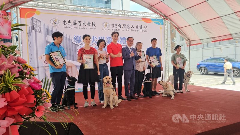 台灣盲人重建院及惠光導盲犬學校29日舉行慈心樓動土儀式及導盲犬畢業典禮，共有5隻導盲犬獲行政院副祕書長阮昭雄（右4）頒發畢業證書。中央社記者王鴻國攝　115年4月29日