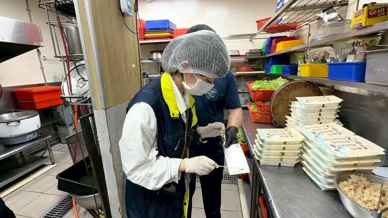 桃園市上野烤肉飯內壢店發生食物中毒案件，共有115人就醫，桃園市政府衛生局接獲通報後，在業者餐食檢驗出金黃色葡萄球菌及腸毒素陽性，研判遭細菌污染。（桃園衛生局提供）中央社記者葉臻傳真　115年4月29日