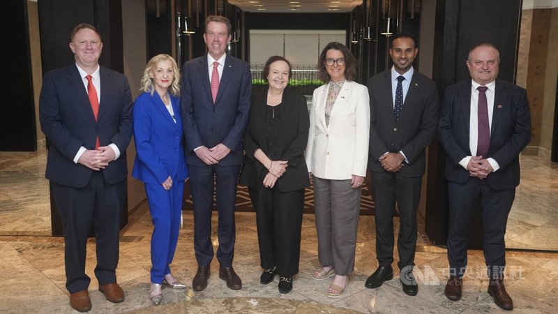 澳大利亞聯邦參議員布朗（中）與「影子能源暨減排部長」眾議員特漢（左3）率跨黨派國會議員團訪台，29日接受中央社專訪。中央社記者徐肇昌攝　115年4月29日