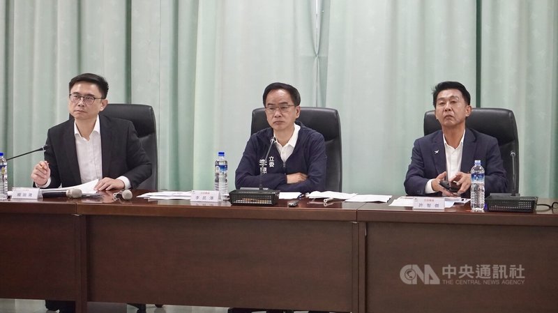 立法院交通委員會委員李昆澤（中）、許智傑（右）與民進黨高雄市長選人、立委賴瑞隆（左）29日至高雄考察，盤點高雄重大交通建設辦理進度及亟待中央協助事項，聽取簡報並進行相關討論。中央社記者董俊志攝　115年4月29日