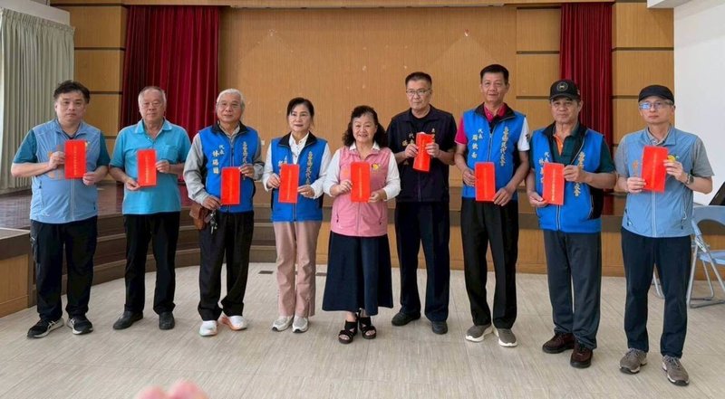 花蓮縣壽豐鄉長曾淑懿（左5）與鄉民代表研議通過普發鄉民振興關懷金2000元提案，發放日期預計自5月23日起至29日，逾期未領取者視同放棄權利。（壽豐鄉公所提供）中央社記者李先鳳傳真　115年4月29日