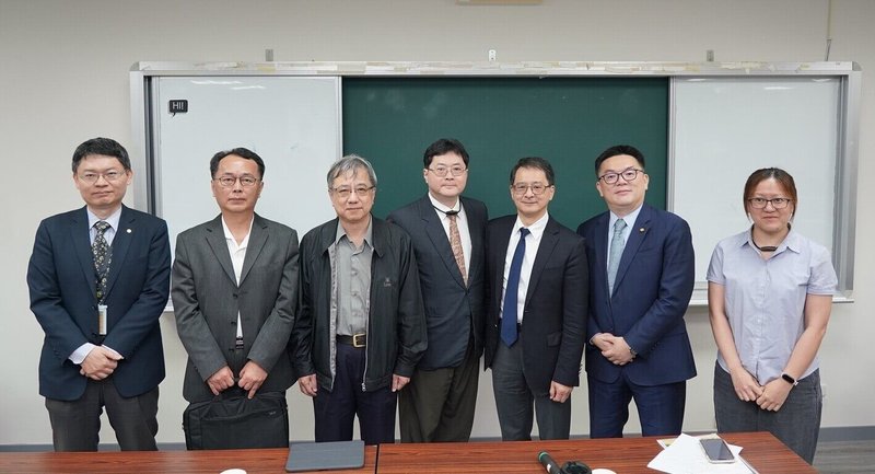 台北市租賃公會主辦「台美關稅與投資協議下企金融資新局」座談會，中租控股策略長廖英智（右3）表示，租賃融資業者能夠以較銀行更彈性的方式提供資金活水，維繫全台171.5萬家中小企業動能。（台北市租賃公會提供）中央社記者潘智義傳真　115年4月29日