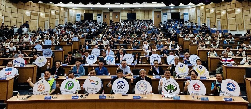 澎湖科技大學與成功大學29日共同舉辦「澎湖無人載具技術與應用論壇」，澎湖縣副縣長林皆興（前排左4）等人與會。（澎湖科技大學提供）中央社  115年4月29日