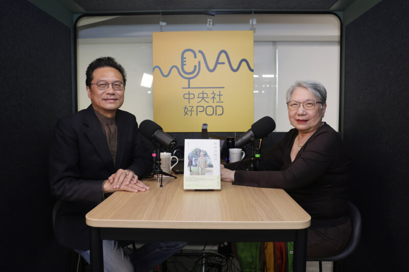 主持人邱祖胤（左）與資深廣播人陶曉清（右）分享新出版的書籍《興沖沖地活》，暢談他的人生歷程。中央社記者裴禛攝 115年03月19日