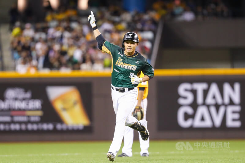 雄鷹隊王柏融29日達成生涯百轟。（中央社檔案照片）