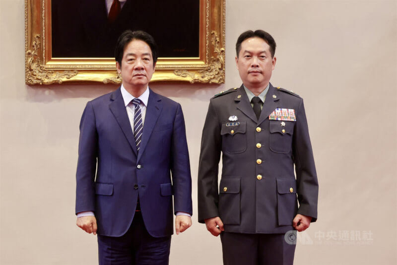 總統賴清德（左）29日在總統府主持「中華民國115年5月份將官晉任授階典禮」，陸軍上校籃貫榮（右）晉升少將。中央社記者裴禛攝 115年4月29日