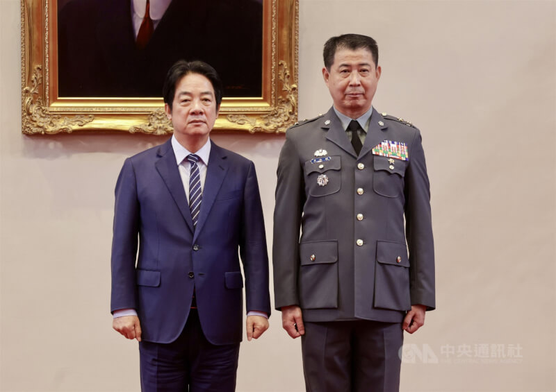 總統賴清德（左）29日在總統府主持「中華民國115年5月份將官晉任授階典禮」，陸軍少將王智輝（右）晉升中將。中央社記者裴禛攝 115年4月29日