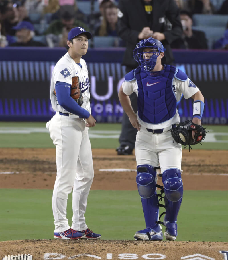 旅美日籍球星大谷翔平今晚對陣邁阿密馬林魚隊「只投不打」，主投6局飆出9次三振，被擊出5支安打。圖為大谷翔平（左）與捕手交談。（共同社）