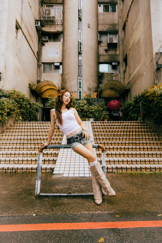 韓國YouTuber「韓勾ㄟ金針菇」最新推出個人單曲「啊金價」，挑戰更強烈、洗腦的韓式曲風，並把台灣日常寫進歌裡。（PressPlay提供）中央社記者王心妤傳真 115年4月29日