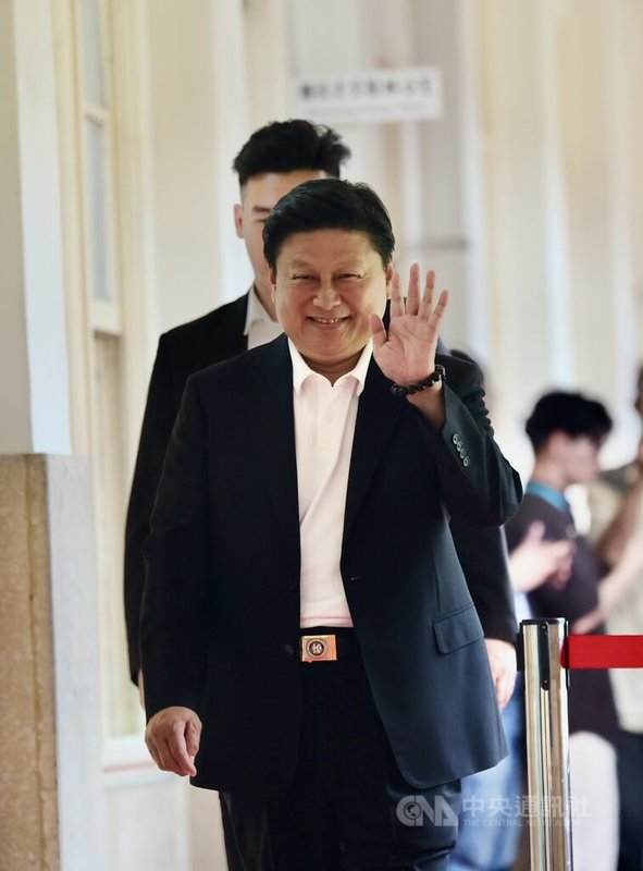 國民黨團29日召開黨團大會討論國防特別條例草案,但於匡列金額部分無法達成共識。黨團總召傅崐萁(前)受訪時表示,黨團一定會做最民主的溝通,並在凝聚共識後,以最快時間向外界報告。中央社記者王飛華攝 115年4月29日