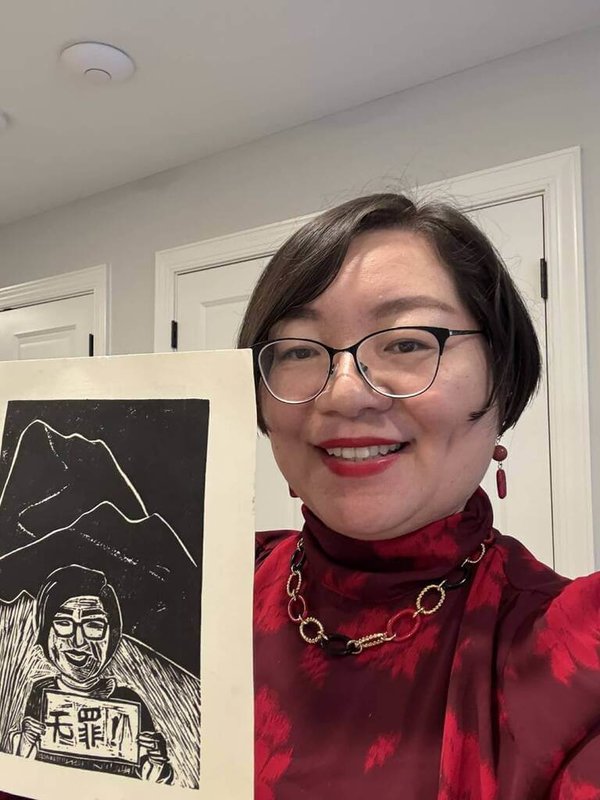 中國NGO工作者程淵被控「顛覆國家政權罪」，妻子施明磊被迫流亡海外。她從被孤立的處境，逐漸轉變，且在海外關注中國民主及公民社會發展。圖為施明磊手持「無罪」版畫，代表一路翻山越嶺，只為尋求正義。（施明磊提供）中央社記者張淑伶傳真  115年4月29日