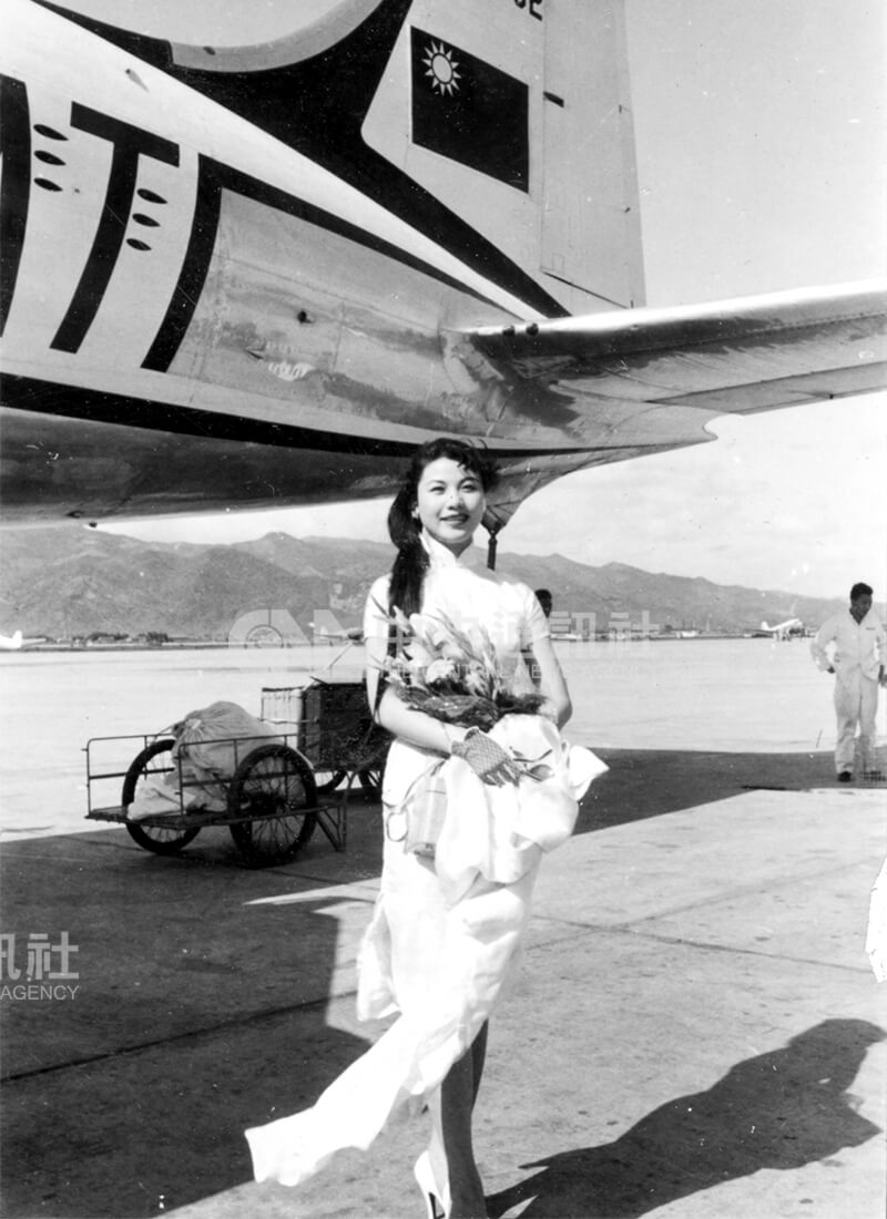 由游泳好手變成影星的陳惠珠自日返台。中央社記者陳永魁攝　47年4月28日